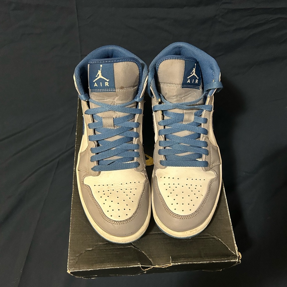 Jordan Men's Blue and Gray Sneakers